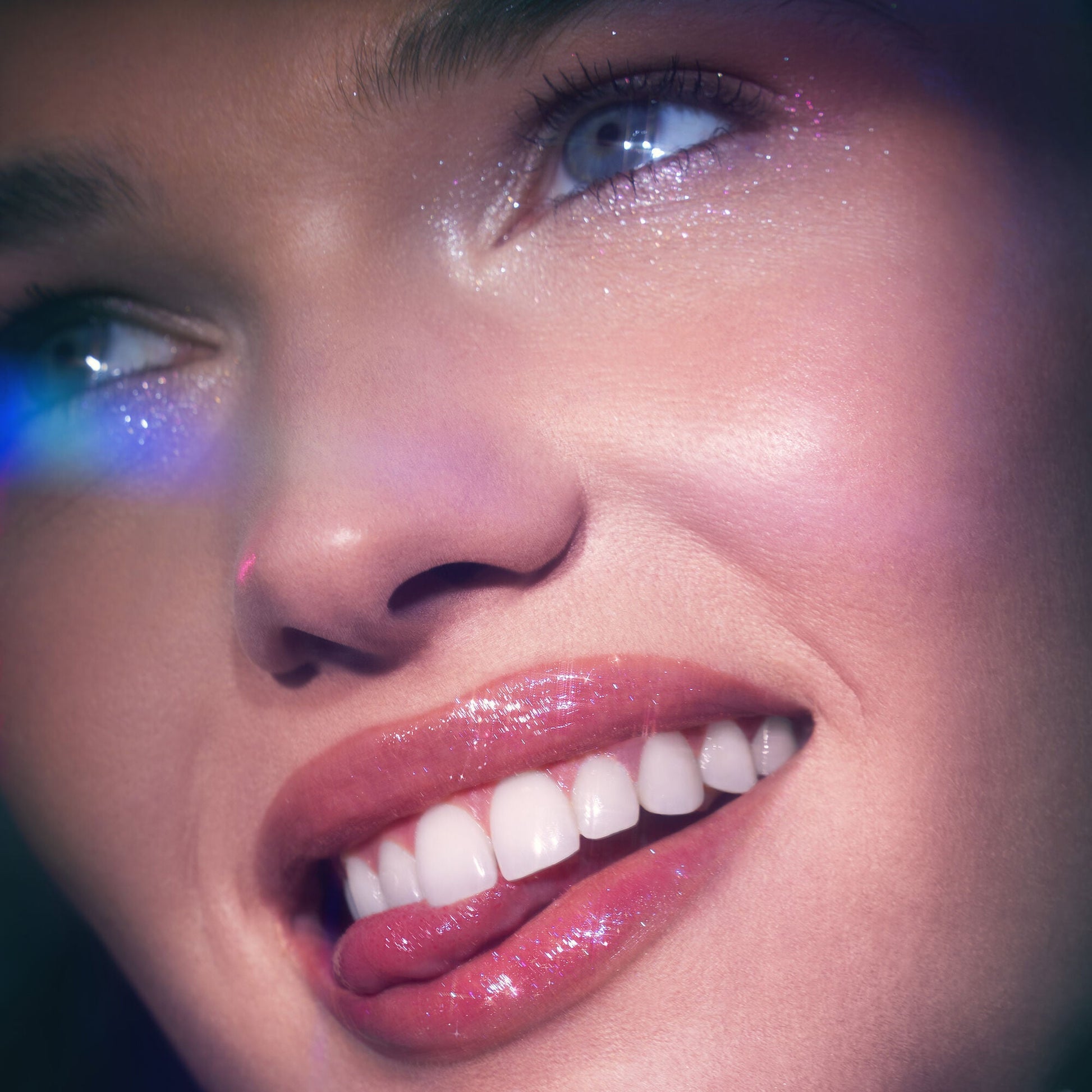 glow-reviver-lip-oil-glimmer-l6 053124_Lily_LipOil_OFace_FineAsFleck_0315_v4_RGB_IGF.jpg