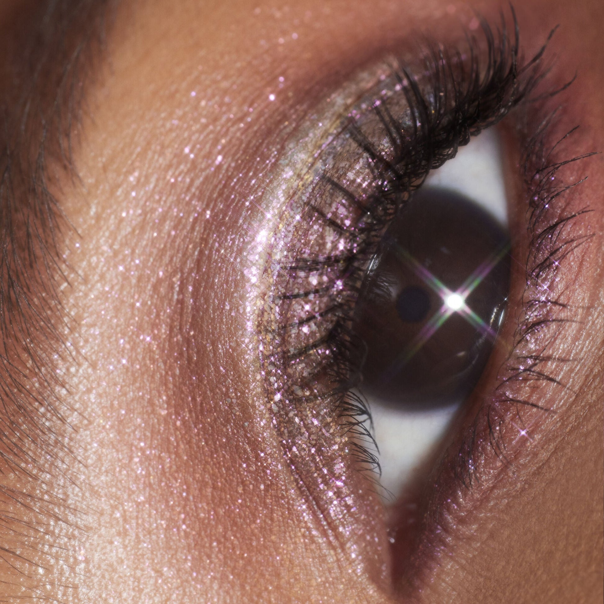 duochrome-liquid-eyeshadow-y1 061223_Chi_SparkPink_0023_FINAL_RGB_IGF.jpg