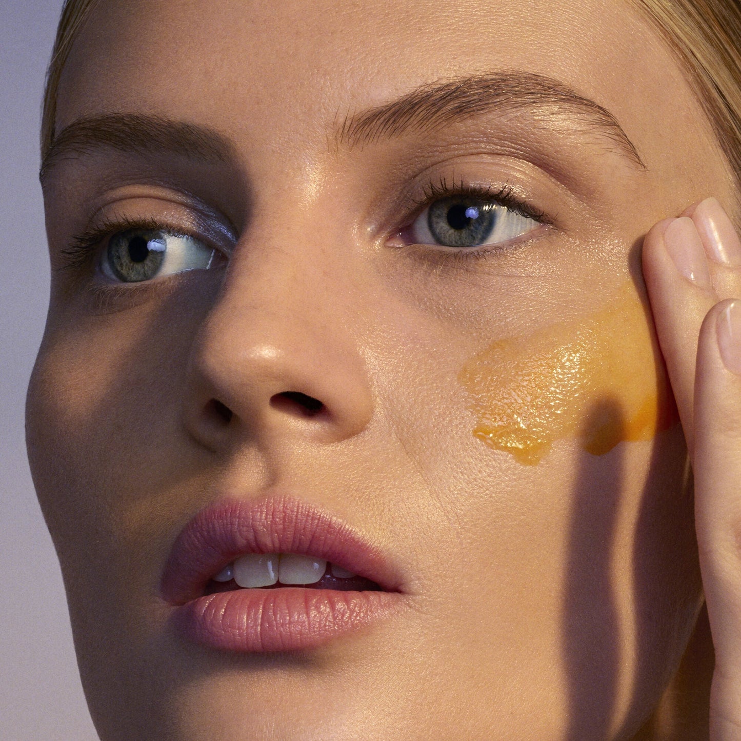 youth-boosting-advanced-night-retinoid-serum-x4 080222_Florence_ANR_0403_IGF_V2.jpg
