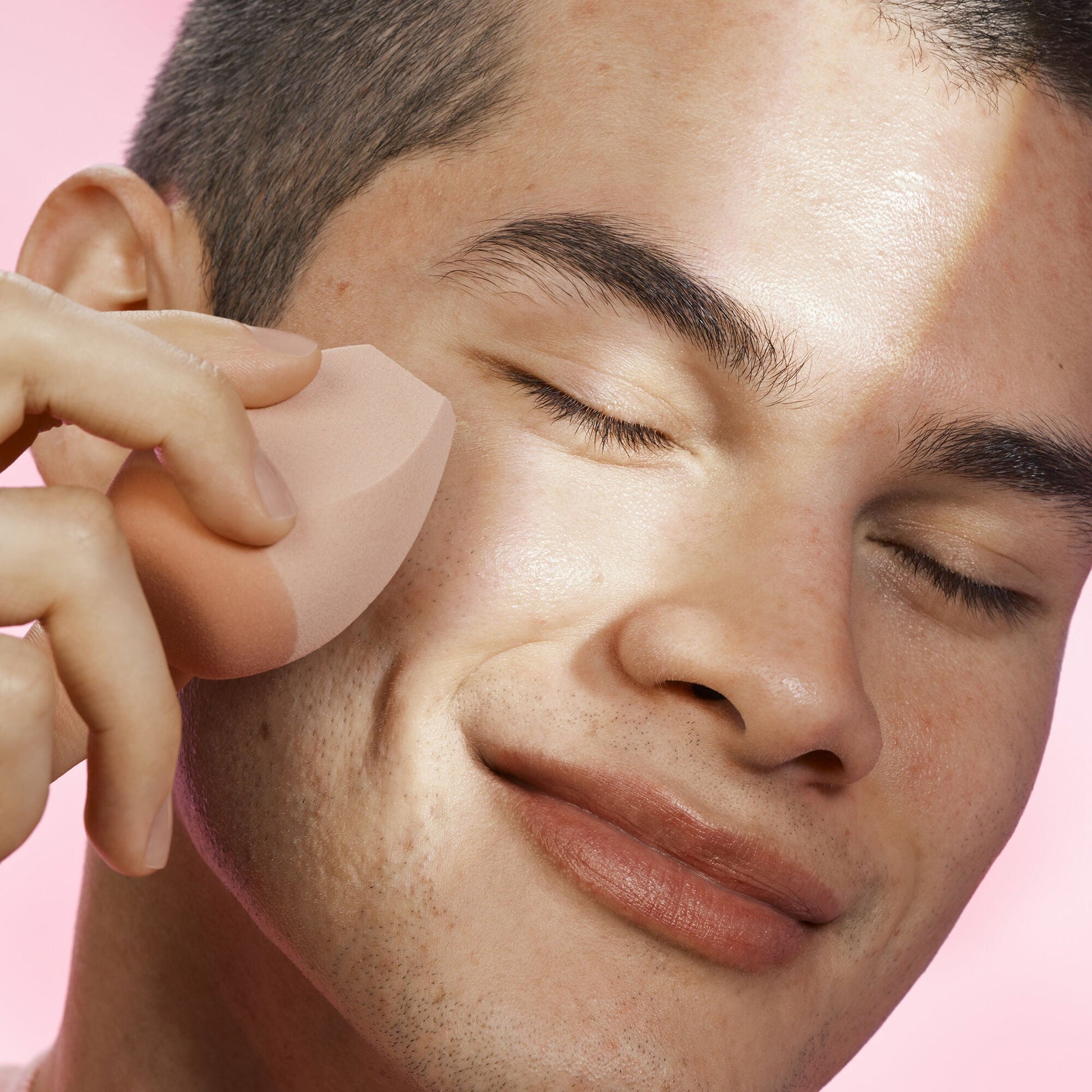 halo-glow-angled-silicone-face-sponge-u7 102124_HGST_Alfredo_Application_0134_v2_RGB_IGF.jpg