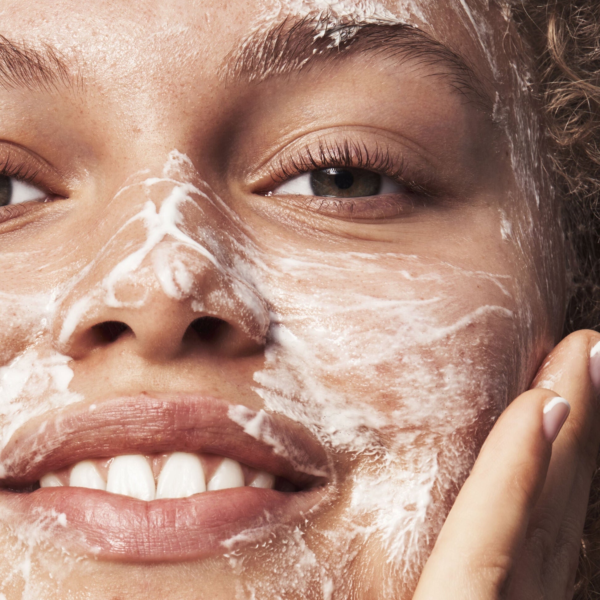 blemish-breakthrough-acne-clarifying-cleanser-l8 121321_Marley-Acne-Regimen_0117_FINAL_IGF.jpg