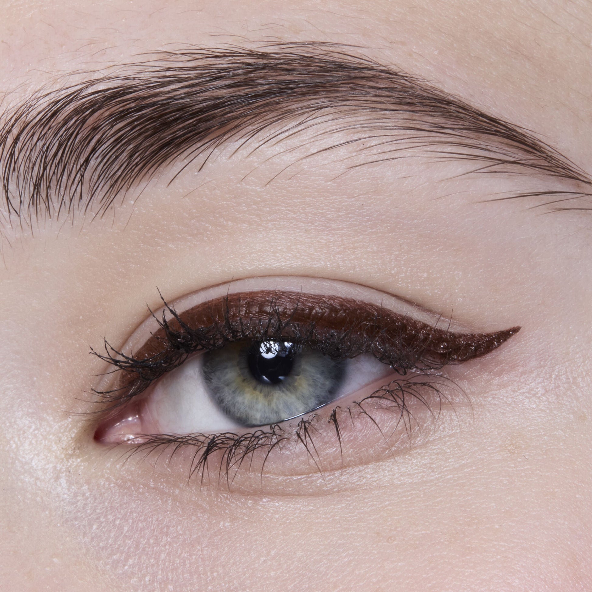h2o-proof-eyeliner-pen-h8 81606_H20_PROOF_EYELINER_20PEN_CHESTNUT_MOM_BROWN_JORDAN_0029_v3.jpg
