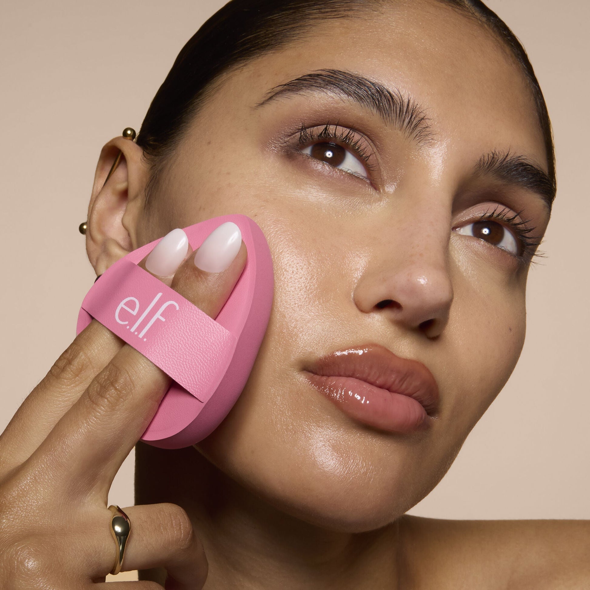 pillow-puff-foundation-sponge-d3 81838_MOM_PILLOW_PUFF_FOUNDATION_SPONGE_TOOL_SHOT_SONALI_0126_V2.jpg