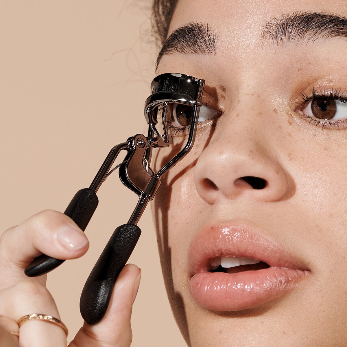 pro-eyelash-curler-i7 84067_ProEyelashCurler_Model.jpg