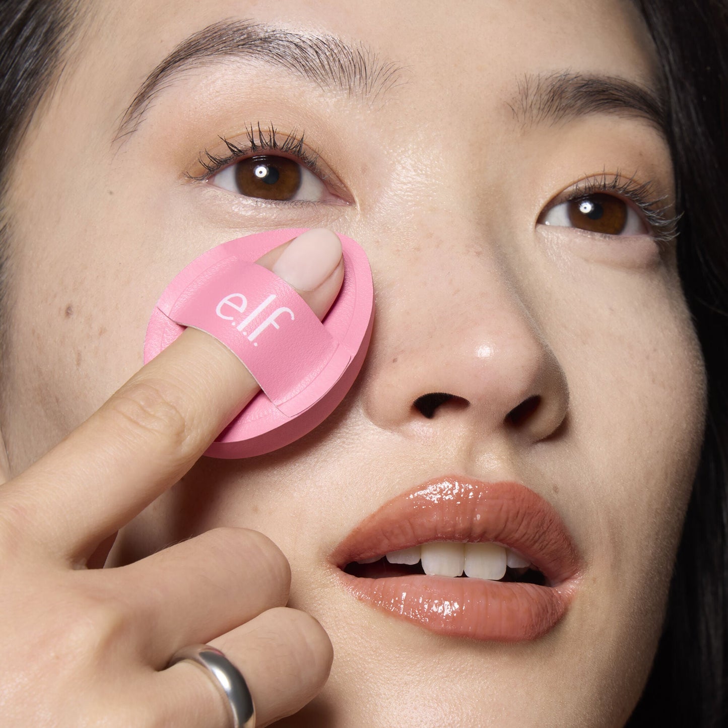 pillow-puff-concealer-sponge-j0 85120_MOM_PILLOW_PUFF_CONCEALER_SPONGE_TOOL_SHOT_SAKURA_V1_0095_V3.jpg